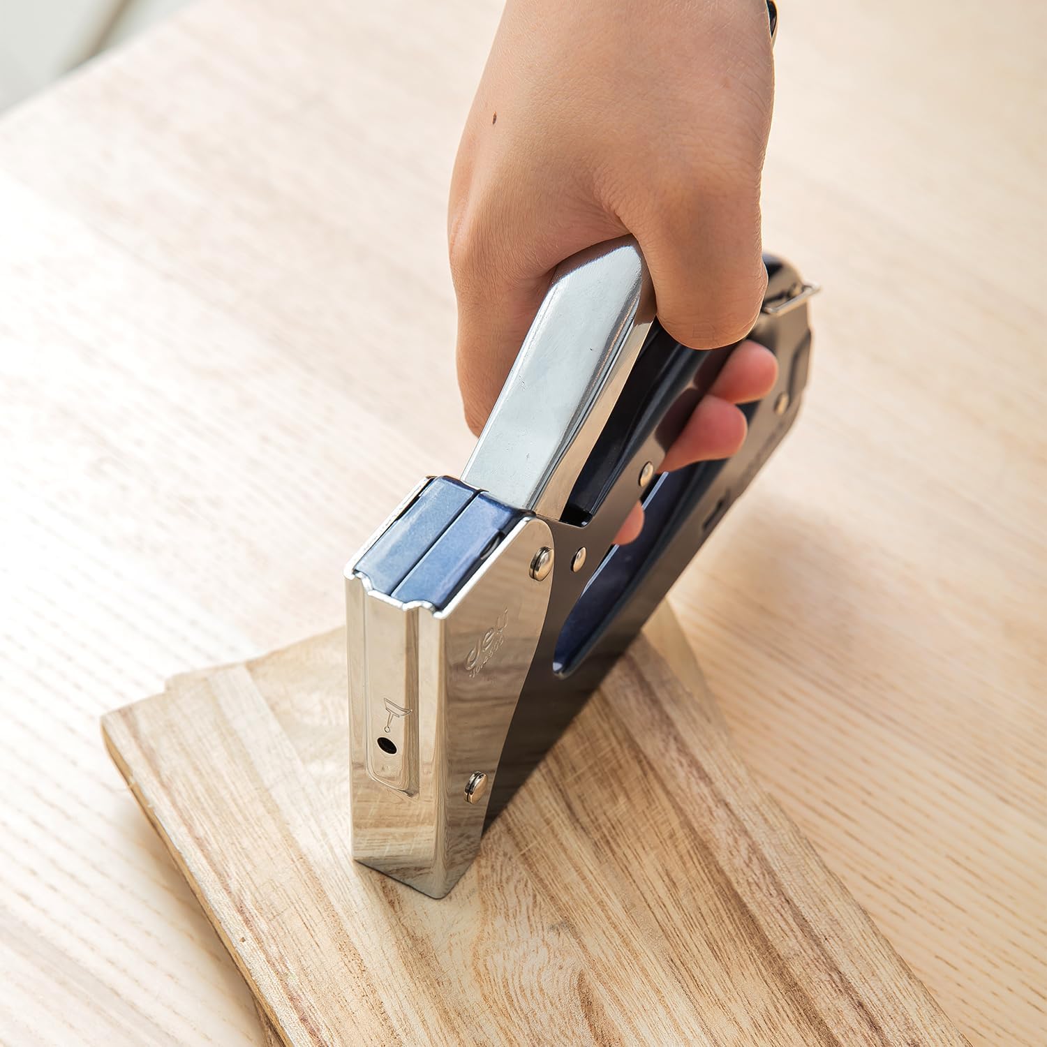 HAEVY DUTY STAPLE GUN TACKER ( BRAND DELI ) E4600