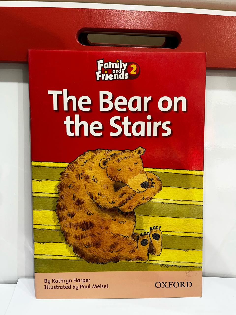 OXFORD FAMILY AND FRIENDS 2 - THE BEAR ON THE STAIRS