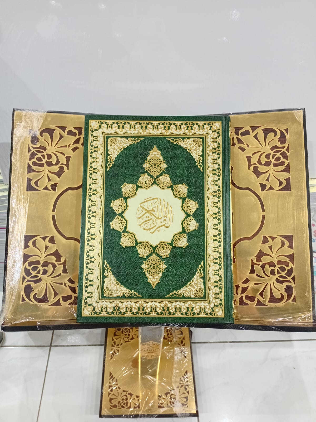 THE HOLY QURAN  SIZE : (20X28)