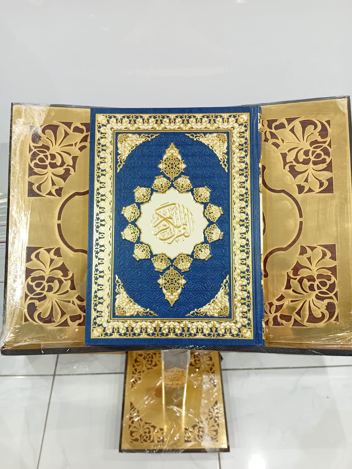 THE HOLY QURAN  SIZE : (20X28)