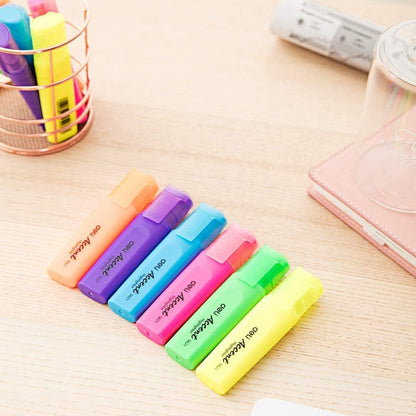 HIGHLIGHTER ( BRAND DELI ) IN YELLOW COLOR