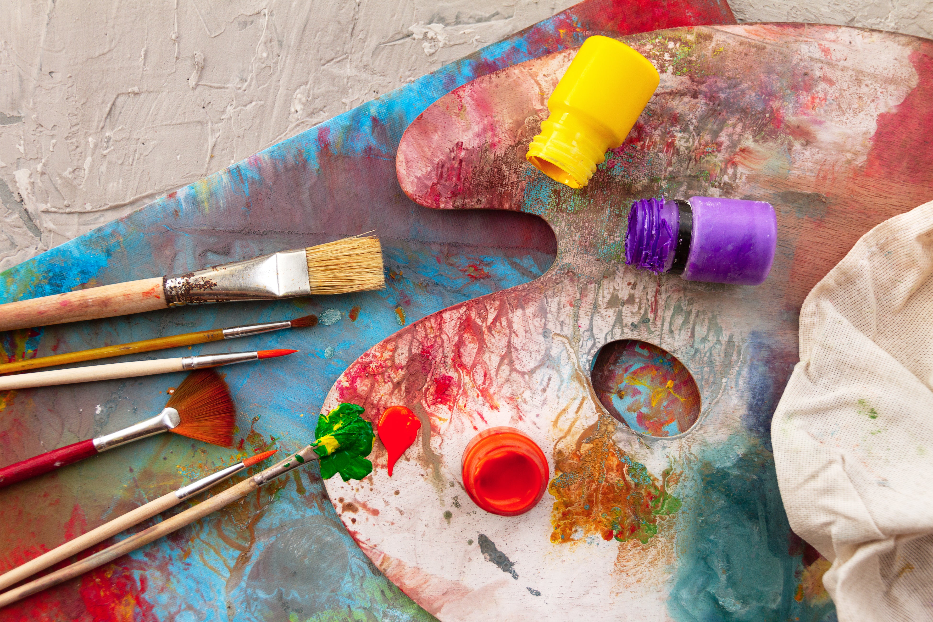 palette-with-paints-and-brushes-for-painting-2023-11-27-05-12-49-utc(1).jpg__PID:f444df32-bf4a-4ee6-a492-a11fe7b3c534
